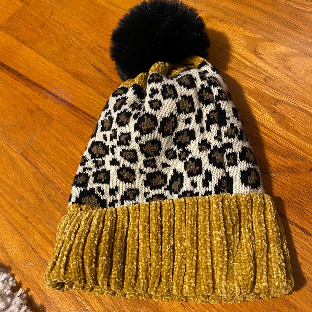 NWOT never worn fun Pom leopard hat
